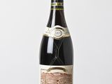 une bouteille de vin posée sur une table