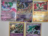 Plusieurs cartes Pokémon sont accrochées au mur d'une pièce.
