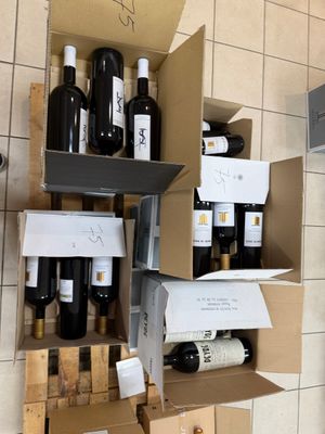 de nombreuses bouteilles de vin sur les étagères du magasin