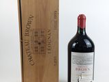 une bouteille de vin posée à côté d'une caisse en bois