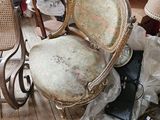 une chaise posée au milieu d'un tas de meubles