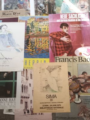 de nombreux livres accrochés au mur d'une pièce