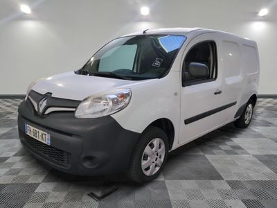 la camionnette blanche est garée dans une grande pièce au sol en damier