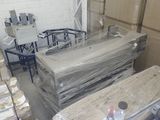 une pièce remplie de cartons et de chaises