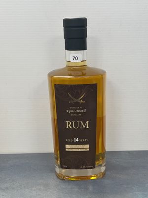 une bouteille de rhum posée sur une table
