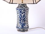 une lampe bleue et blanche posée sur une table