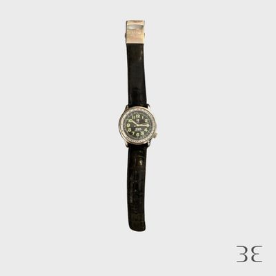 un gros plan d'une montre à bracelet noir sur fond blanc