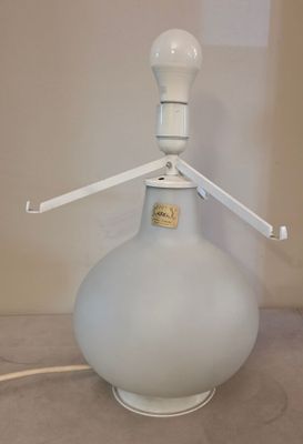 une lampe blanche posée sur une table