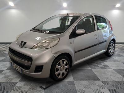 la photo d'une petite voiture argentée garée sur un sol en damier