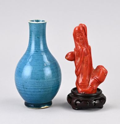 deux vases posés l'un à côté de l'autre sur une table