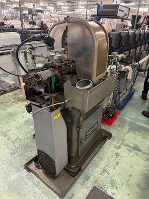 une machine posée à même le sol dans une usine