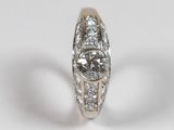 gros plan d'une bague en diamant sur une surface blanche