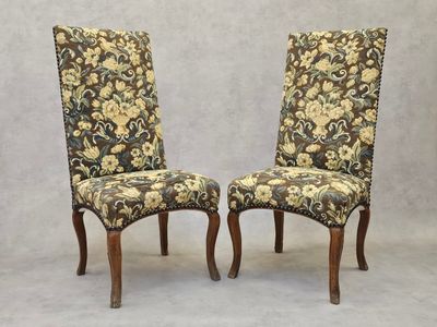 Paire de chaises reposant sur quatre pieds cambrés en bois, …