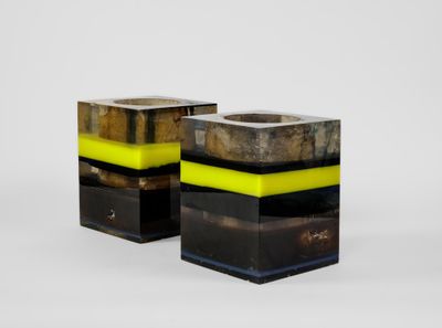 deux vases noirs et jaunes placés l'un à côté de l'autre