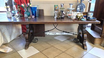 une table sur laquelle sont posés de nombreux vases