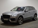 un SUV Jaguar argenté garé dans un showroom