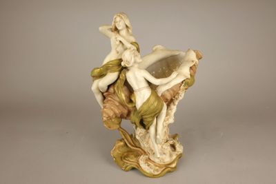 ROYAL DUX. Importante coupe formant une coquille en porcelai…