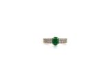 une bague en émeraude et diamant