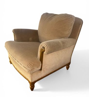 PAIRE DE BERGERES en bois clair à garniture de velours rayé …