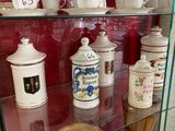 une vitrine en verre remplie de différentes sortes de tasses à café