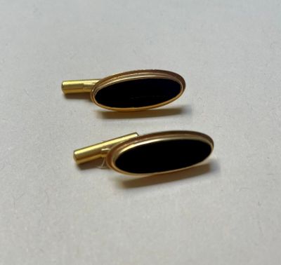 paire de boutons de manchette dorés ornés d'onyx noir