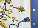 a picture of a scarf with a bunch of keys on it