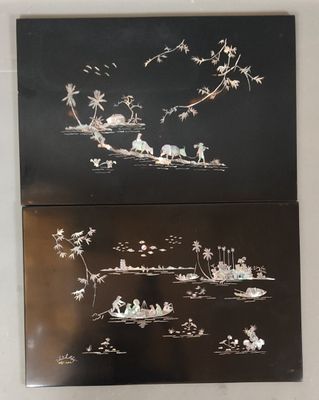 deux tableaux en noir et blanc accrochés au mur