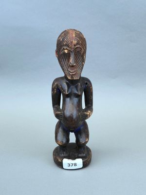 une image représentant une statue en bois d'un homme en costume