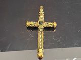 une croix en or suspendue au plafond d'une voiture