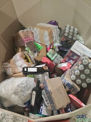 une boîte en carton contenant toutes sortes d'objets