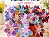un panier rempli de moulins à vent et de fleurs posé sur une table