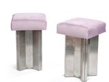 une paire de tabourets en velours violet avec des pieds en métal, sur fond blanc