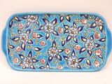 une image représentant un plateau bleu orné d'un motif floral