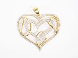 un pendentif en forme de cœur en or et diamants sur fond blanc