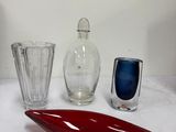 trois vases en verre posés les uns à côté des autres sur une table