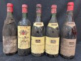 six bouteilles de vin sont alignées sur un fond noir