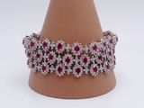 un gros plan sur un bracelet composé de pierres roses et blanches