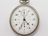 gros plan d'une montre de poche sur une surface blanche