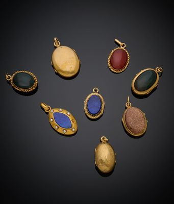 une collection de pendentifs en or et en pierre