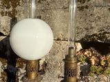 deux vases bleus surmontés d'une boule blanche