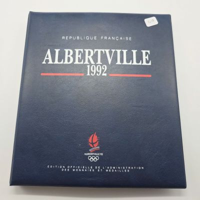 gros plan d'un livre sur une table à fond blanc