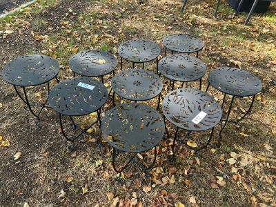 beaucoup de tables posées dans l'herbe