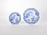 une paire d'assiettes bleues et blanches ornées de motifs floraux