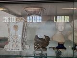 de nombreux vases et statues exposés dans une vitrine