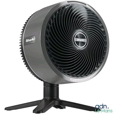 gros plan d'un ventilateur sur un support sur fond blanc