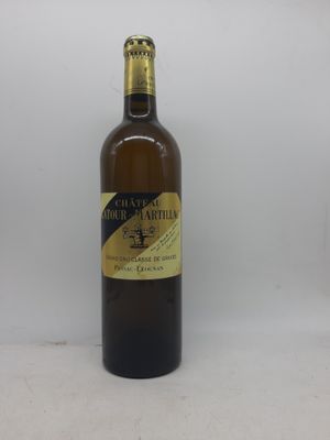 la bouteille de vin est posée sur une surface blanche