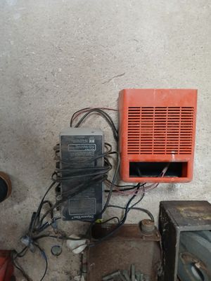 une photo d'une pièce avec tout un tas de fils et un radiateur