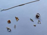 de nombreux types de bijoux différents sur un fond bleu