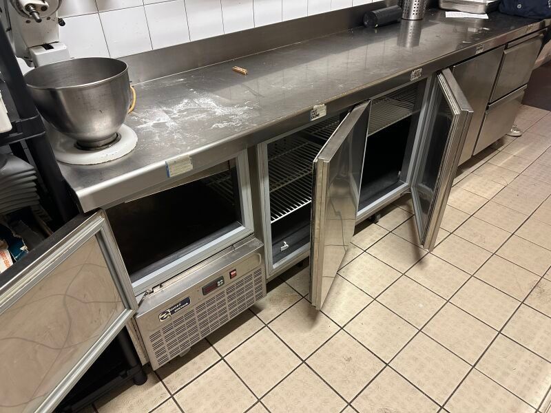 1 tour réfrigérée 4 portes battantes 2 tiroirs plateau inox …
