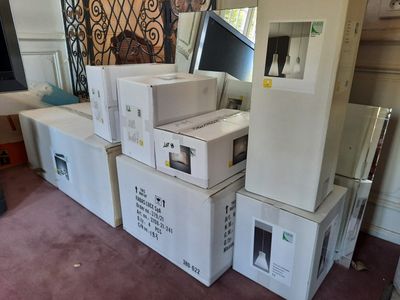 beaucoup de cartons empilés les uns sur les autres dans une pièce